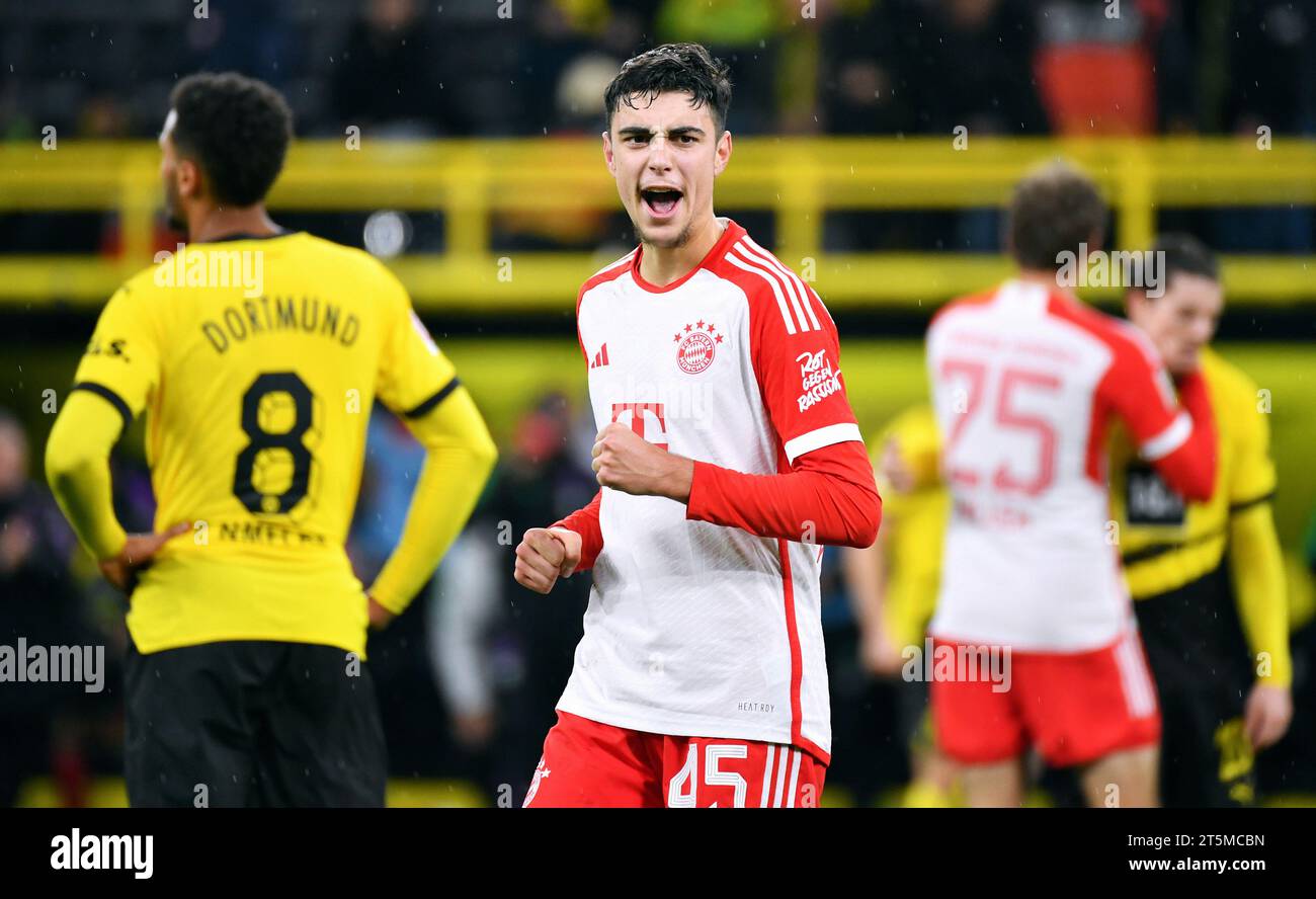 Bundesliga, Signal Iduna Park Dortmund: Borussia Dortmund vs FC Bayern München; Aleksandar Pavlovic (FCB) Foto Stock