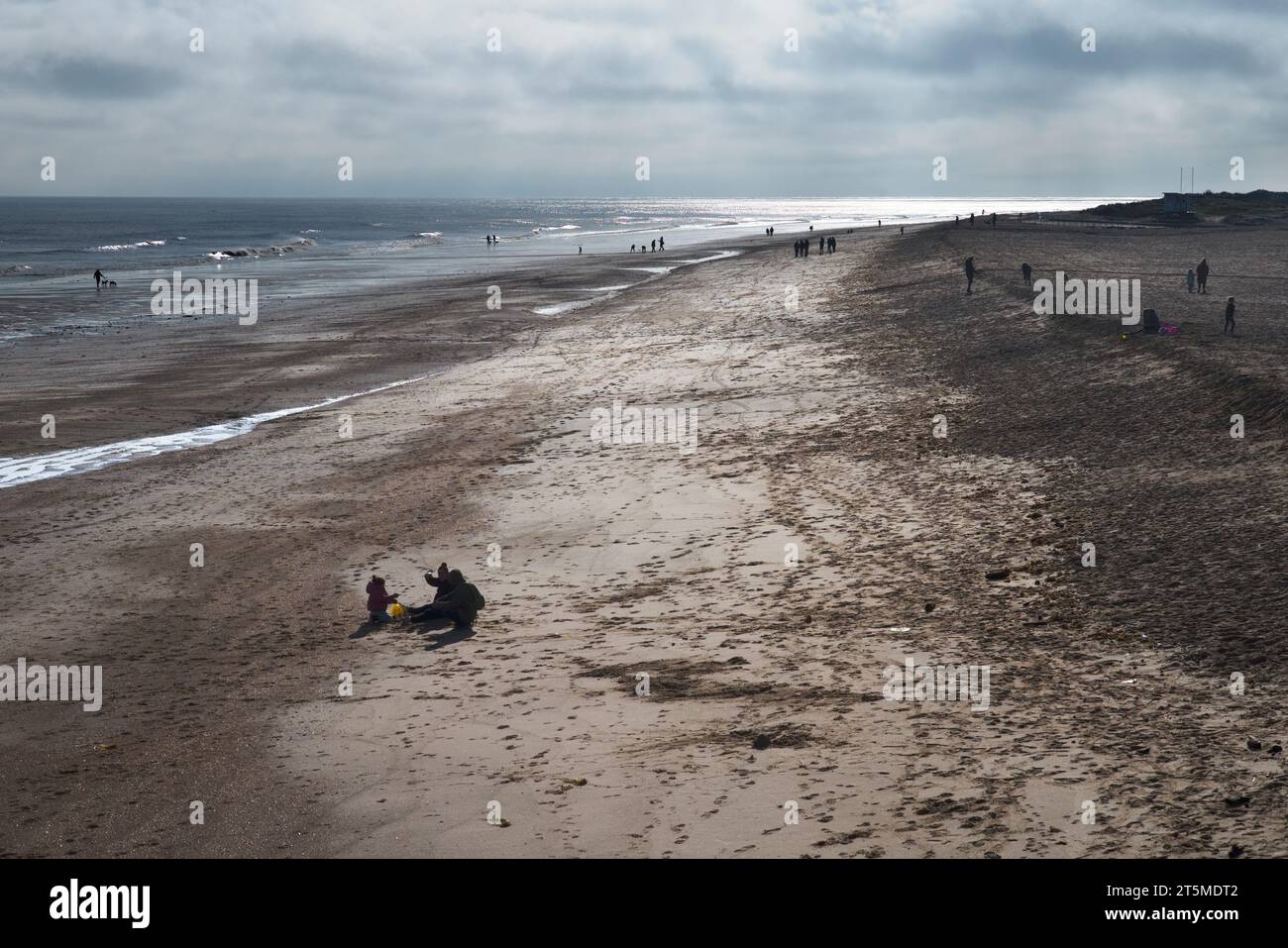 Vista a sud lungo la spiaggia di Skegness con la bassa marea Foto Stock