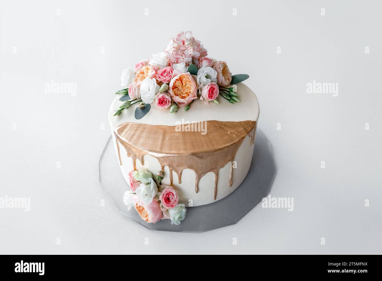 Torta decorata con fiori, torta a tema, torta nuziale, torta di compleanno Foto Stock