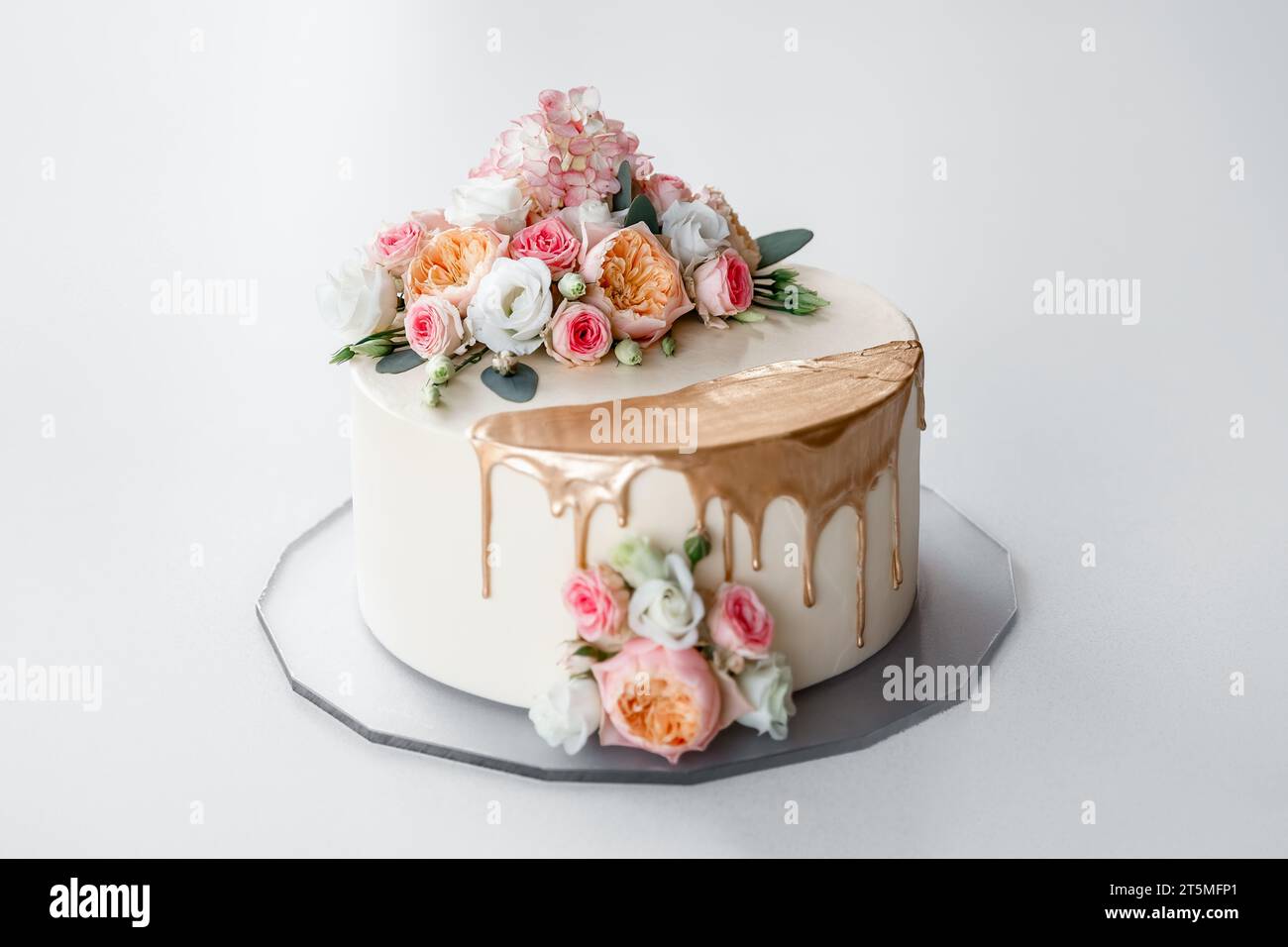 Torta decorata con fiori, torta a tema, torta nuziale, torta di compleanno Foto Stock