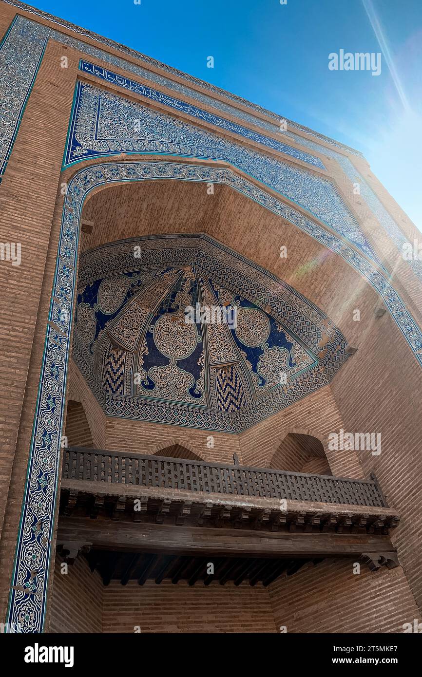 Vista del vecchio arcuata madrassa con modelli di blu, Khiva città vecchia, Uzbekistan Foto Stock