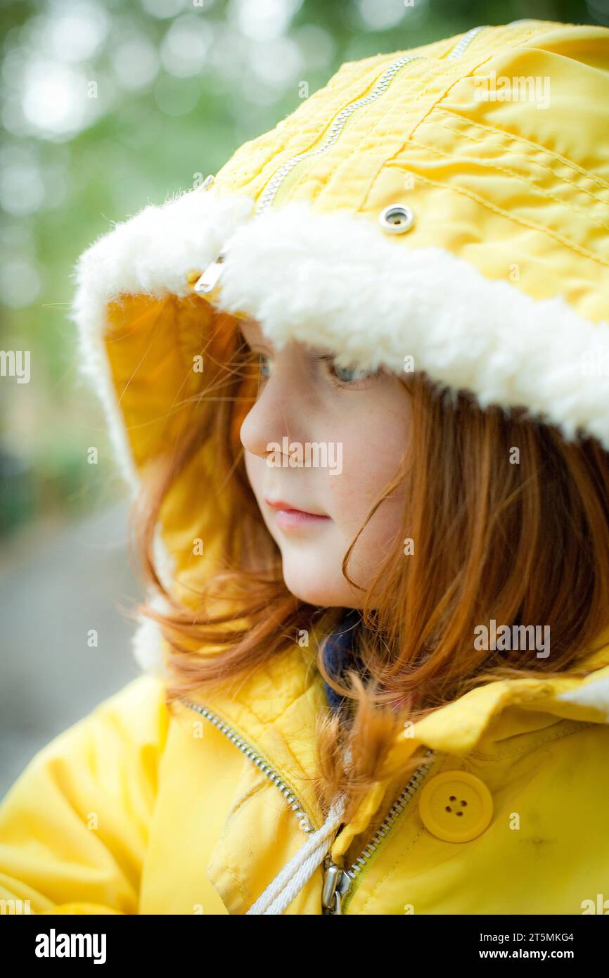 Una ragazza dai capelli rossi in gabbia per il freddo. Foto Stock