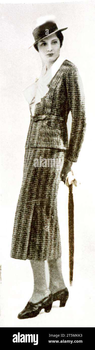 Una rivista australiana del 1934 per "Suits for Sunny Days" con una giovane donna vestita con quello che dice è un abito utile in cross-bar Yorkshire tweed. La blusa in pique di seta e il cappello di paglia rigido a seta sono gli accessori più recenti». Foto Stock