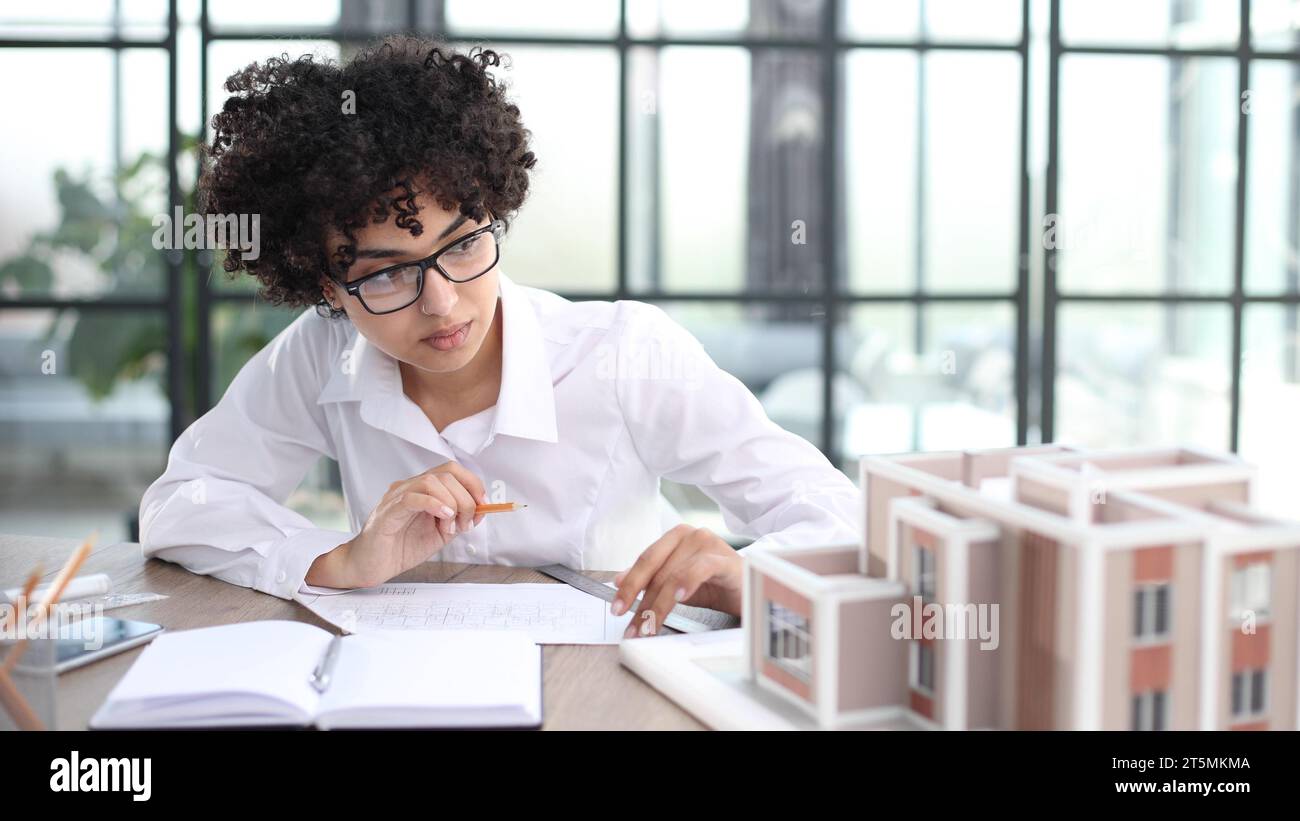 architetto designer donna esamina il layout della casa Foto Stock