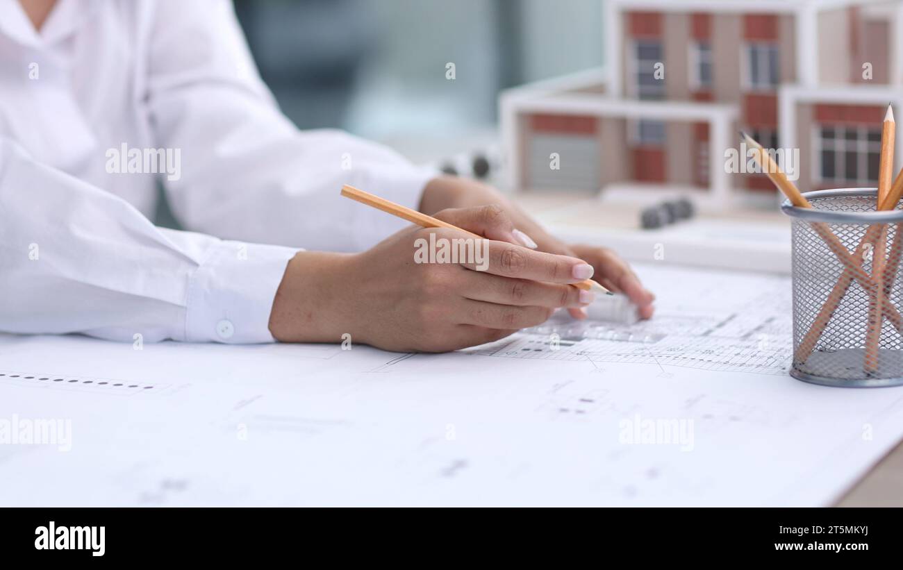 architetto designer donna esamina il layout della casa Foto Stock