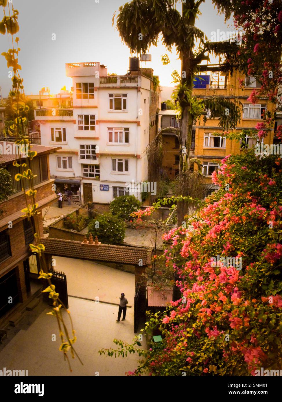 La vista del cortile, dell'assistente e degli edifici dal balcone di un hotel a Katmandu, Nepal. Foto Stock
