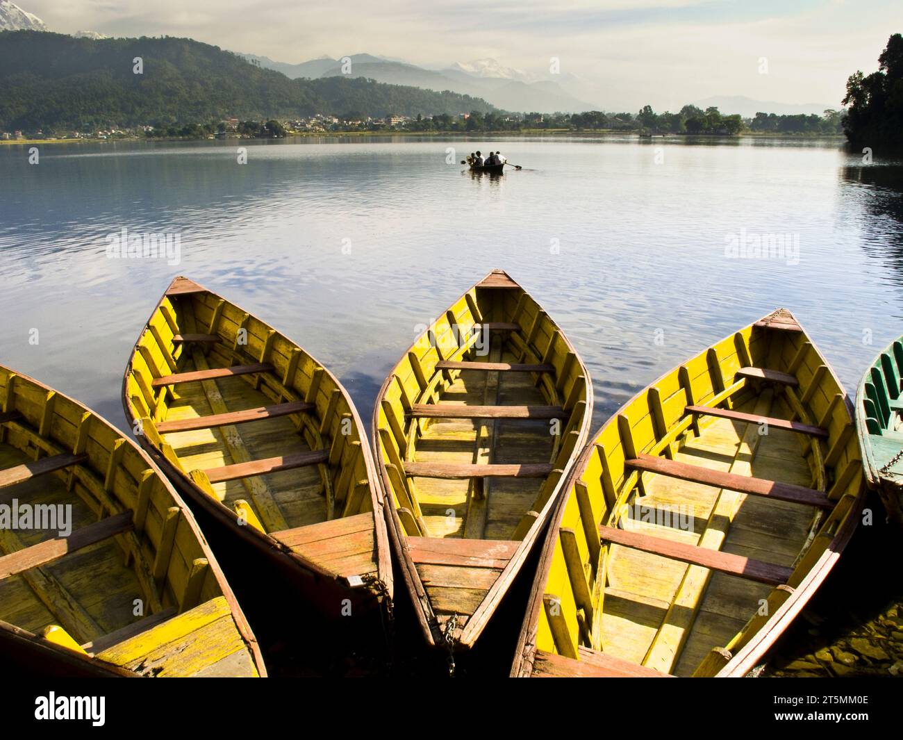 Barche sul lago Phewa, Pokhara, Nepal. Foto Stock