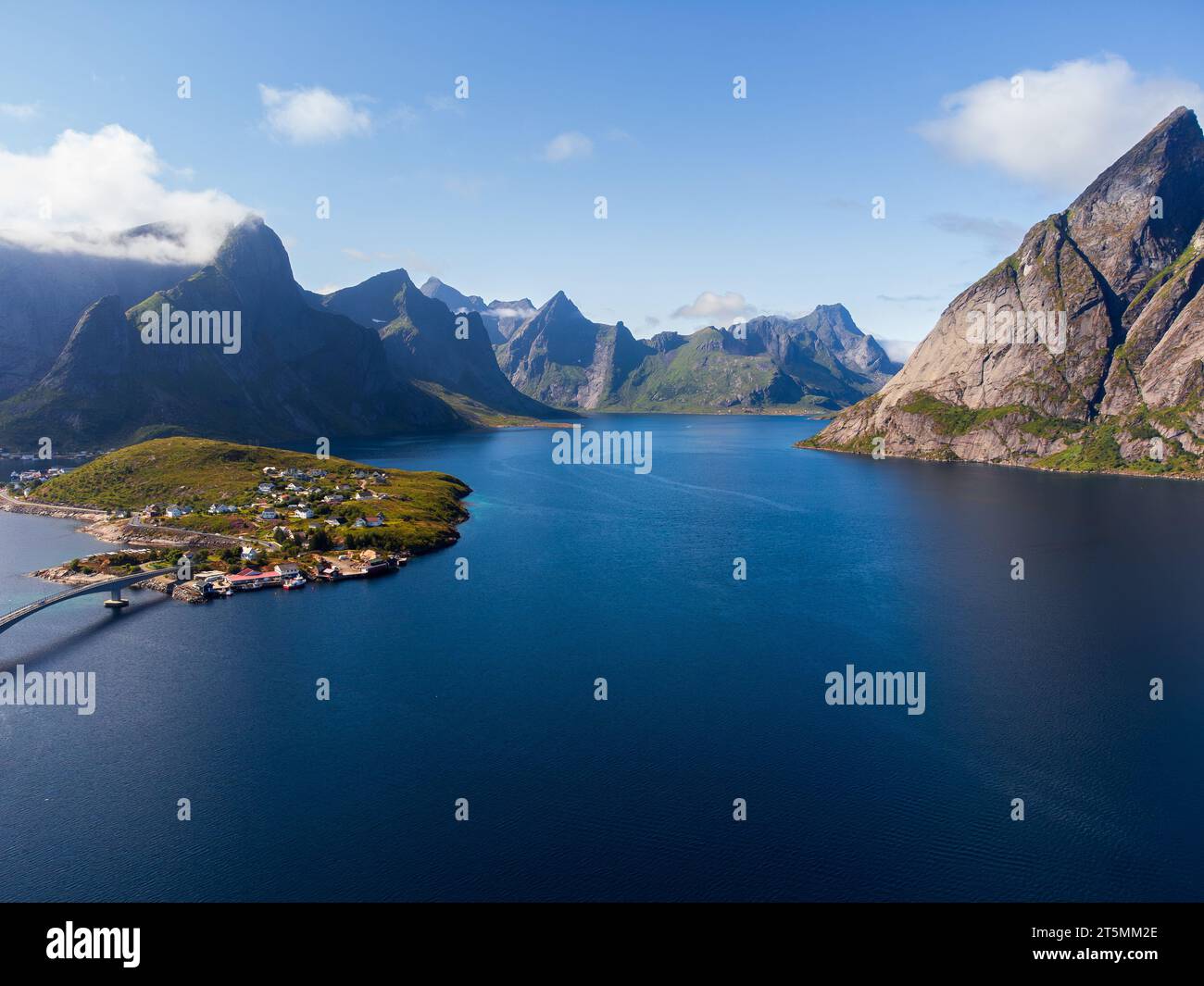 Spettacolare vista aerea di Reine, a Lofoten, Norvegia, in una chiara giornata estiva. Luce brillante. Foto Stock