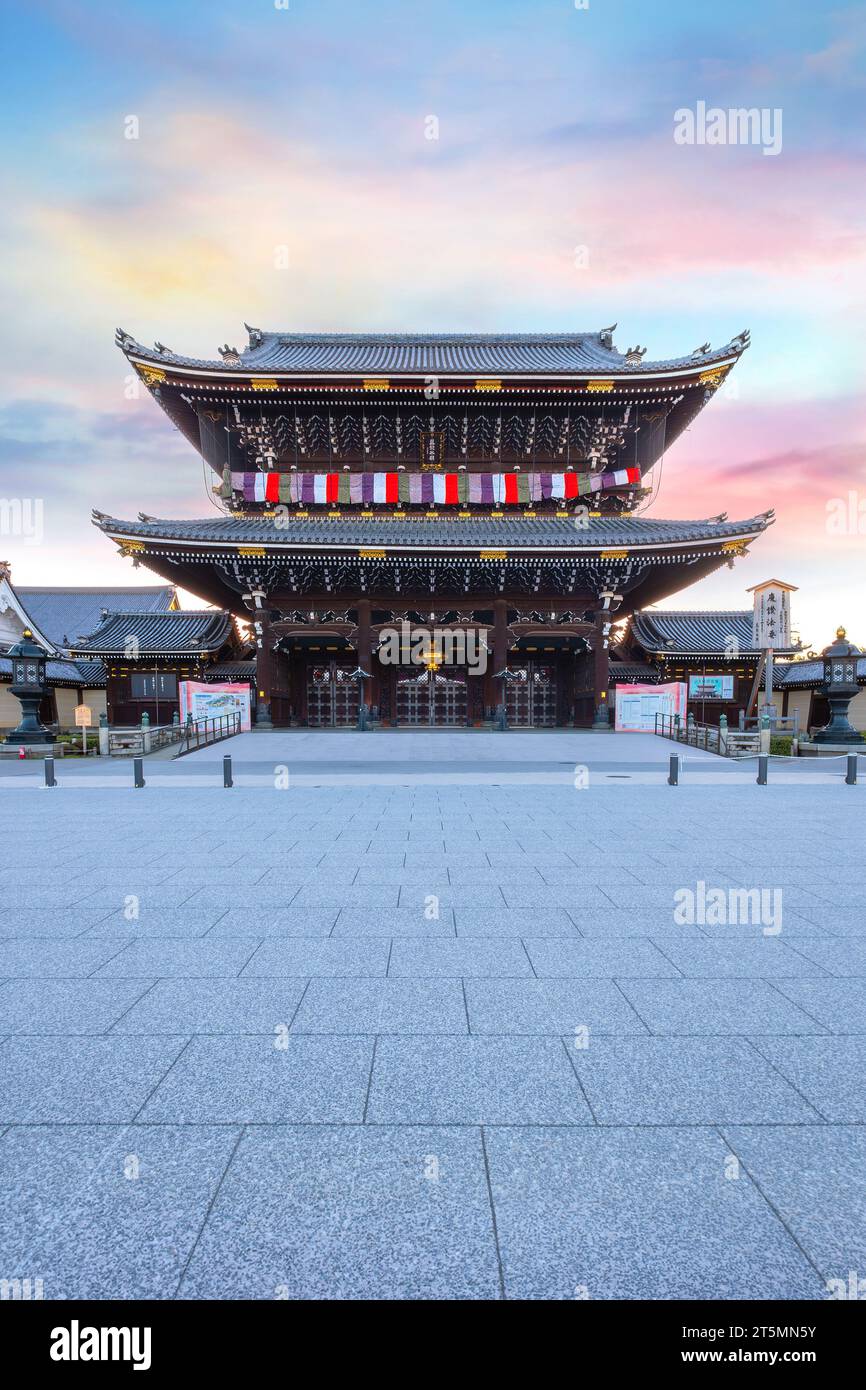 Kyoto, Giappone - marzo 28 2023: Tempio Higashi Honganji situato al centro di Kyoto, una delle due sotto-sette dominanti del Buddhismo Shin in in Giappone e dell'abr Foto Stock