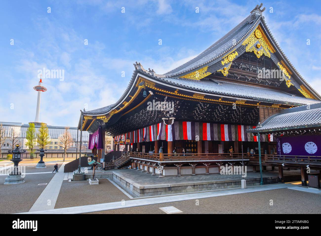 Kyoto, Giappone - marzo 30 2023: Tempio Higashi Honganji situato al centro di Kyoto, una delle due sotto-sette dominanti del Buddhismo Shin in in Giappone e dell'abr Foto Stock