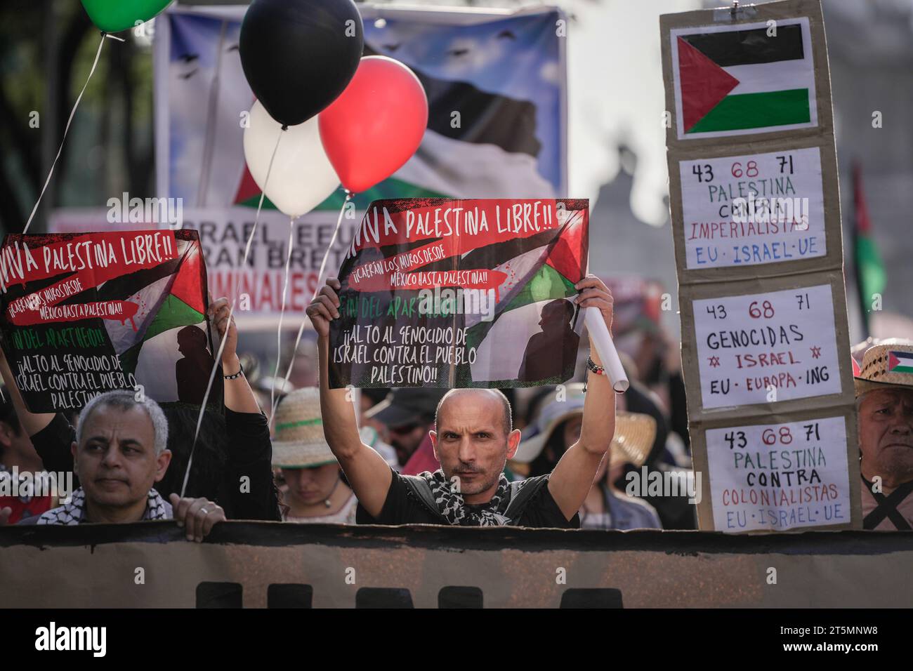 Messico, Messico. 5 novembre 2023. Un manifestante tiene un cartello che dice "lunga vita alla Palestina libera” durante la terza protesta di massa a sostegno della Palestina. Quasi diecimila persone hanno partecipato alla terza massiccia protesta in Messico per chiedere un cessate il fuoco sulla Striscia di Gaza da parte di Israele. Credito: SOPA Images Limited/Alamy Live News Foto Stock