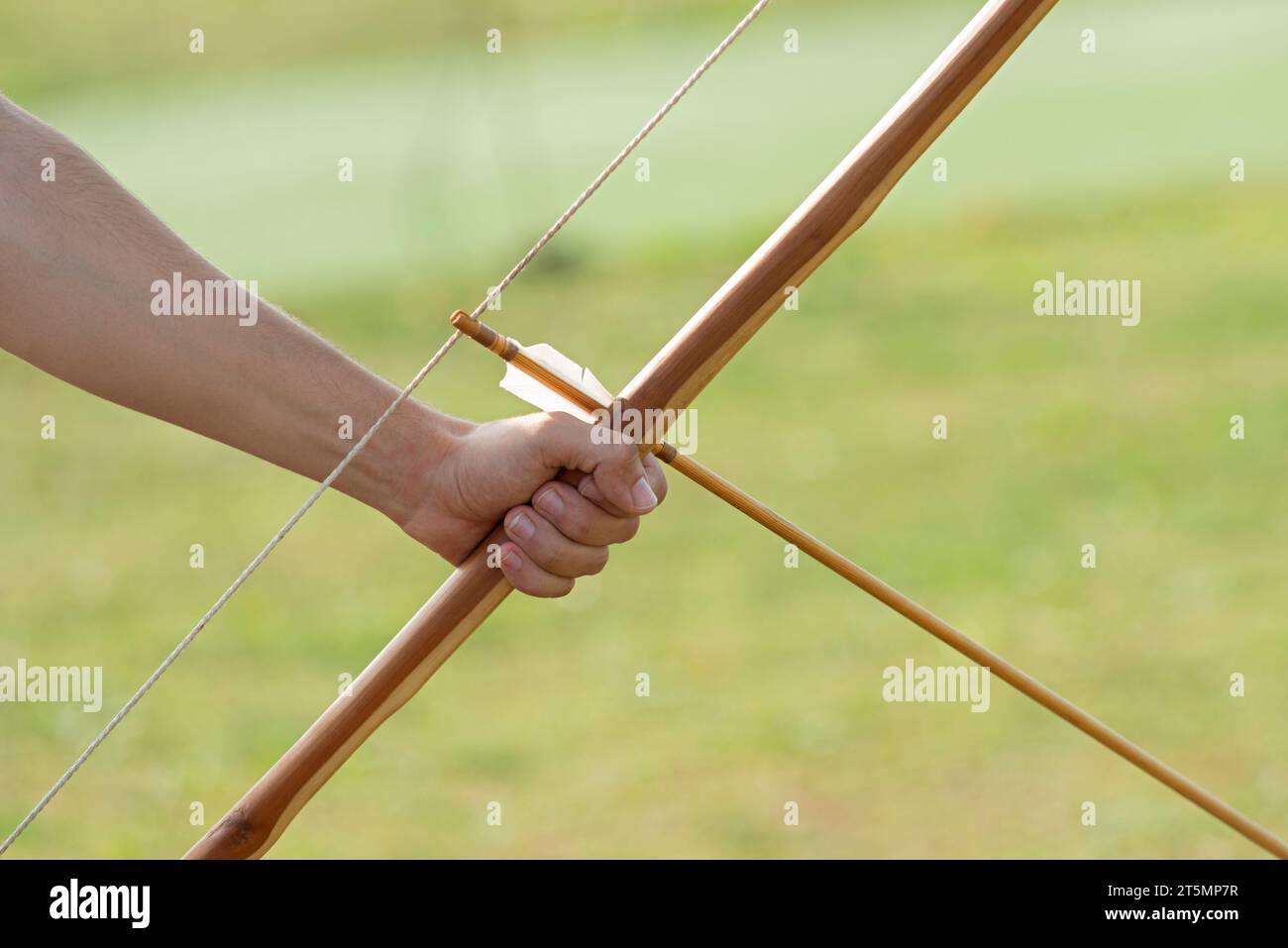 L'Italia, Lombardia, medievale la rievocazione storica, uomo praticare il tiro con l'arco Foto Stock