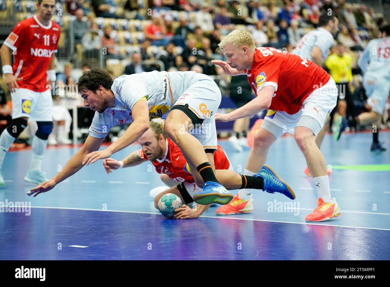 Sotra 20231104.lo spagnolo Daniel Dujshebaev Dovichebaeva contro la Danimarca Henrik Moellgaard Jensen e Magnus Saugstrup Jensen durante la partita di pallamano nella Golden League Gjensidige Cup tra Danimarca e Spagna nella Sotra Arena. Foto: Stian Lysberg Solum / NTB Foto Stock