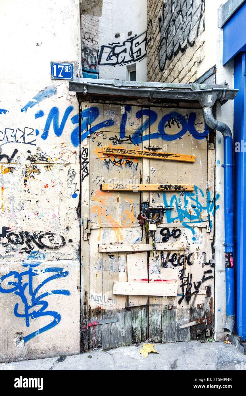 Porta contrassegnata con vernice a Montmartre, Parigi 18, Francia. Foto Stock
