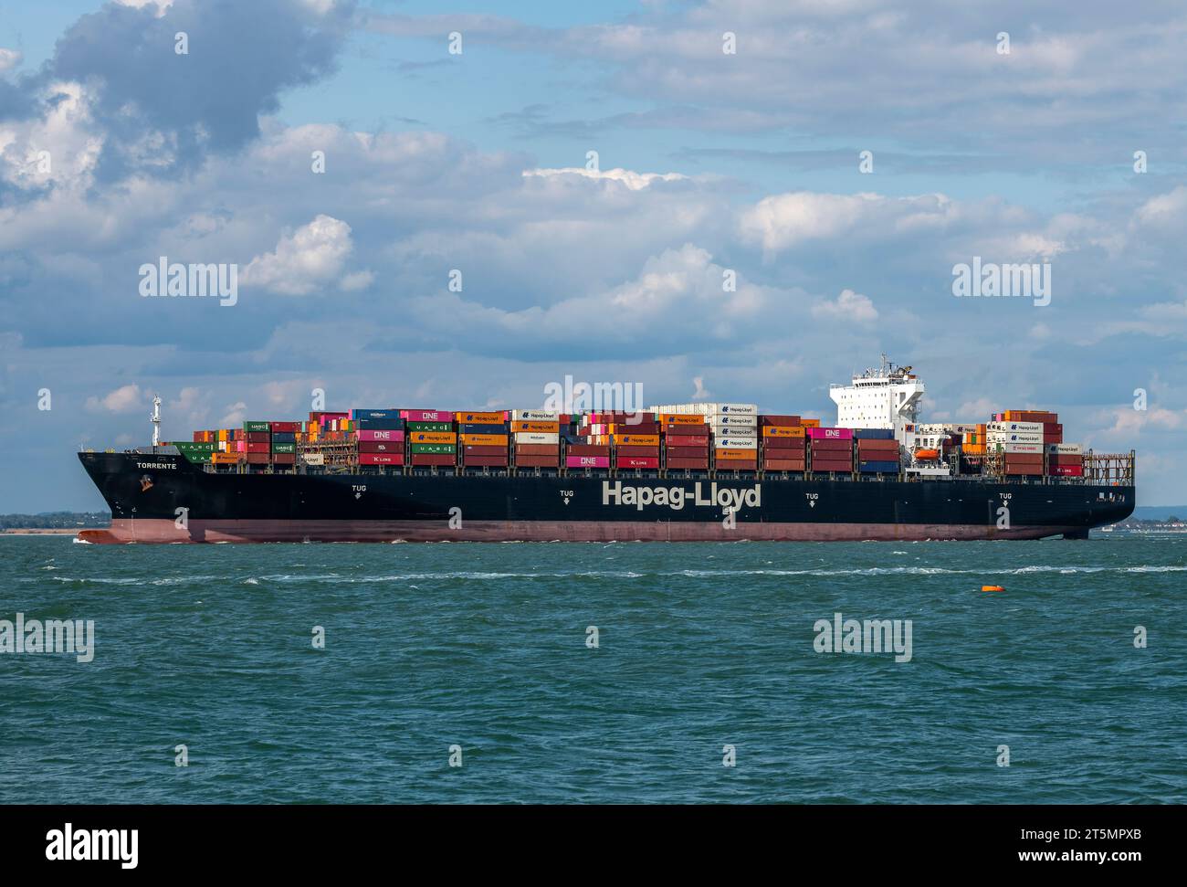 Nave container nel Solent in avvicinamento al porto di Southampton, Regno Unito Foto Stock
