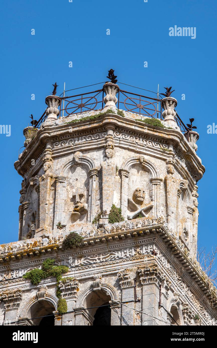 il campanile della chiesa cattolica romana nel villaggio di kiliomenos sull'isola greco-ionica di zante o zante in grecia Foto Stock