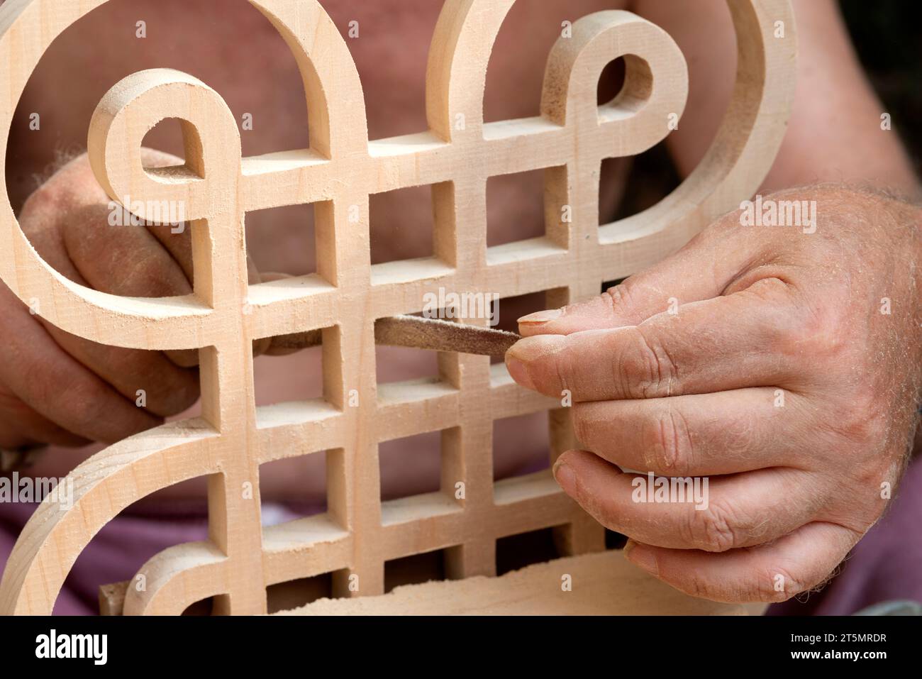 Legname da carpentiere con carta vetrata Foto Stock