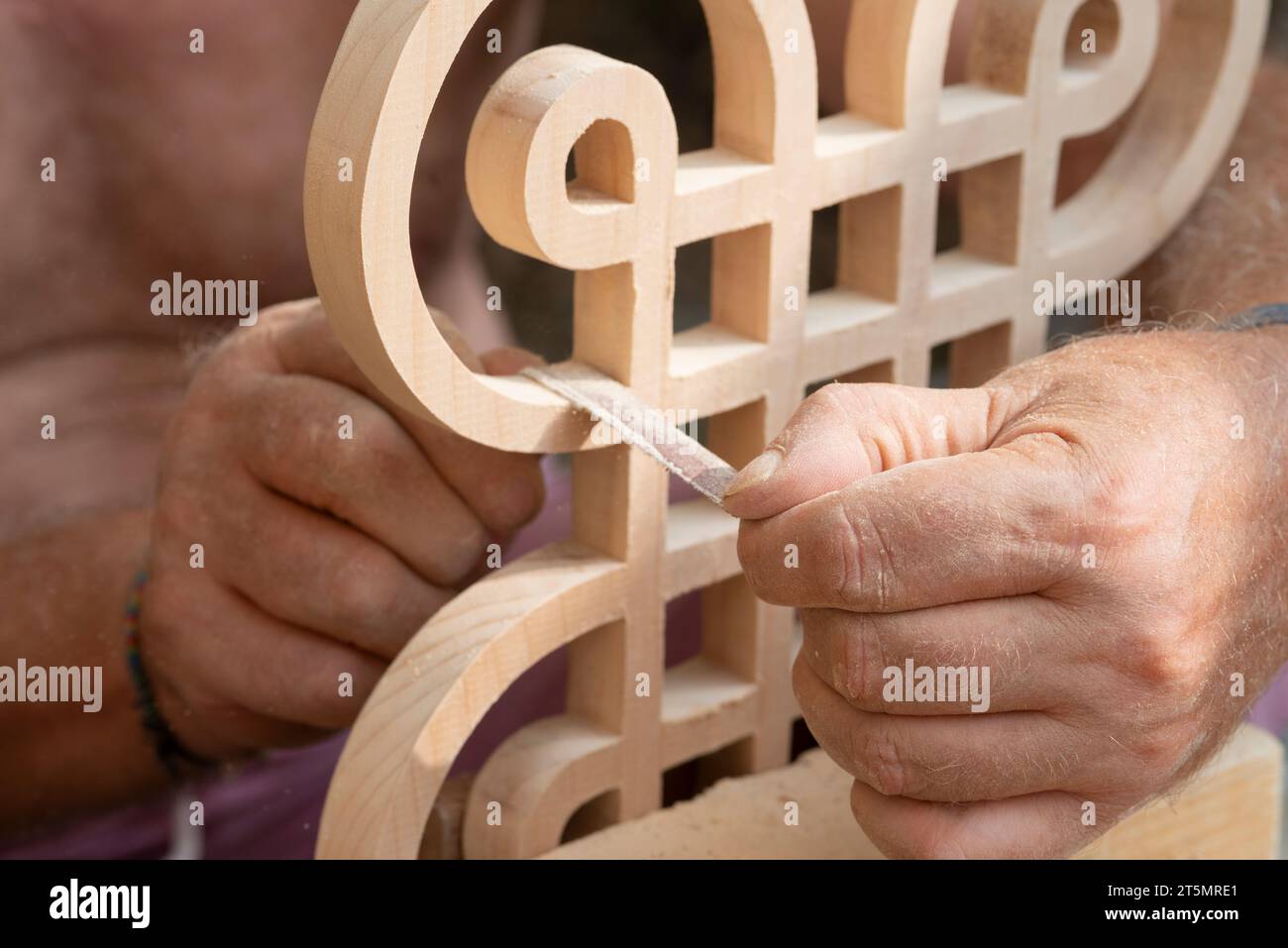 Legname da carpentiere con carta vetrata Foto Stock