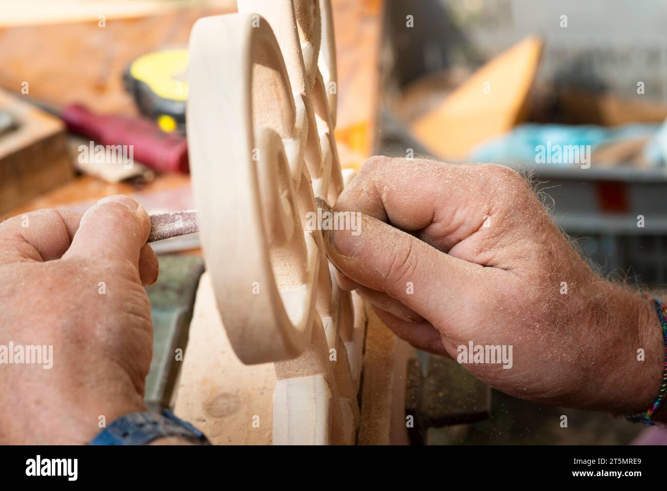 Legname da carpentiere con carta vetrata Foto Stock