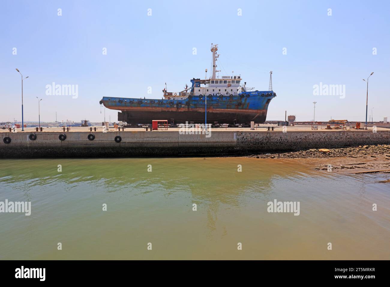 Le navi in attesa di riparazione sono al cantiere Foto Stock