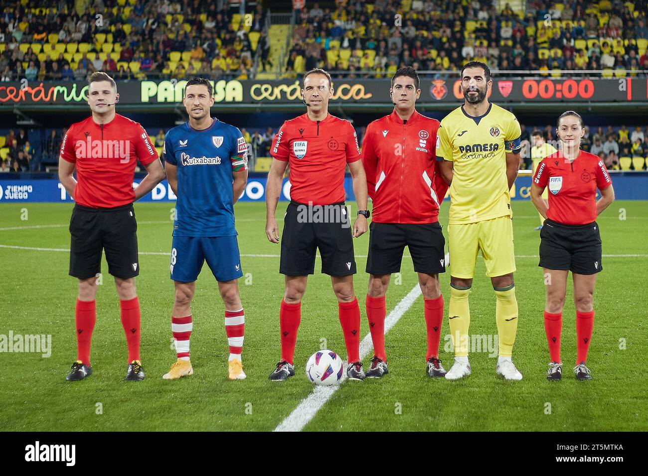 Villarreal, Spagna. 5 novembre 2023. Raul Albiol del Villarreal CF e Oscar de Marcos dell'Athletic Club durante la partita di la Liga tra il Villarreal CF e l'Athletic Club giocata allo stadio la Cerámica il 5 novembre a Villarreal, in Spagna. (Foto di Jose Torres/PRESSINPHOTO) crediti: PRESSINPHOTO SPORTS AGENCY/Alamy Live News Foto Stock