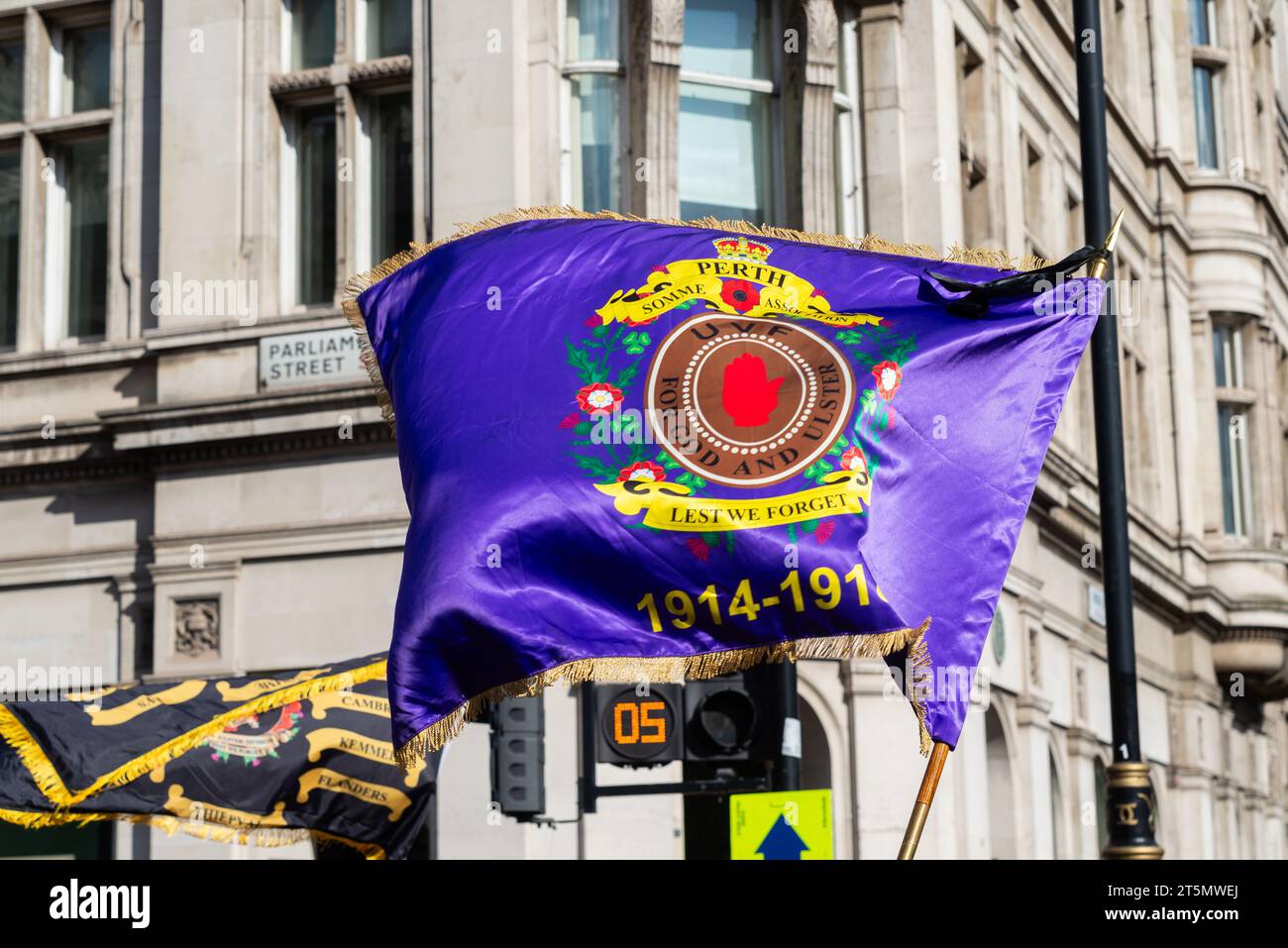 Bandiera dell'Ulster Volunteer Force, in marcia su Parliament Street, Westminster, Londra. Gruppo paramilitare lealista dell'Ulster con sede nell'Irlanda del Nord Foto Stock