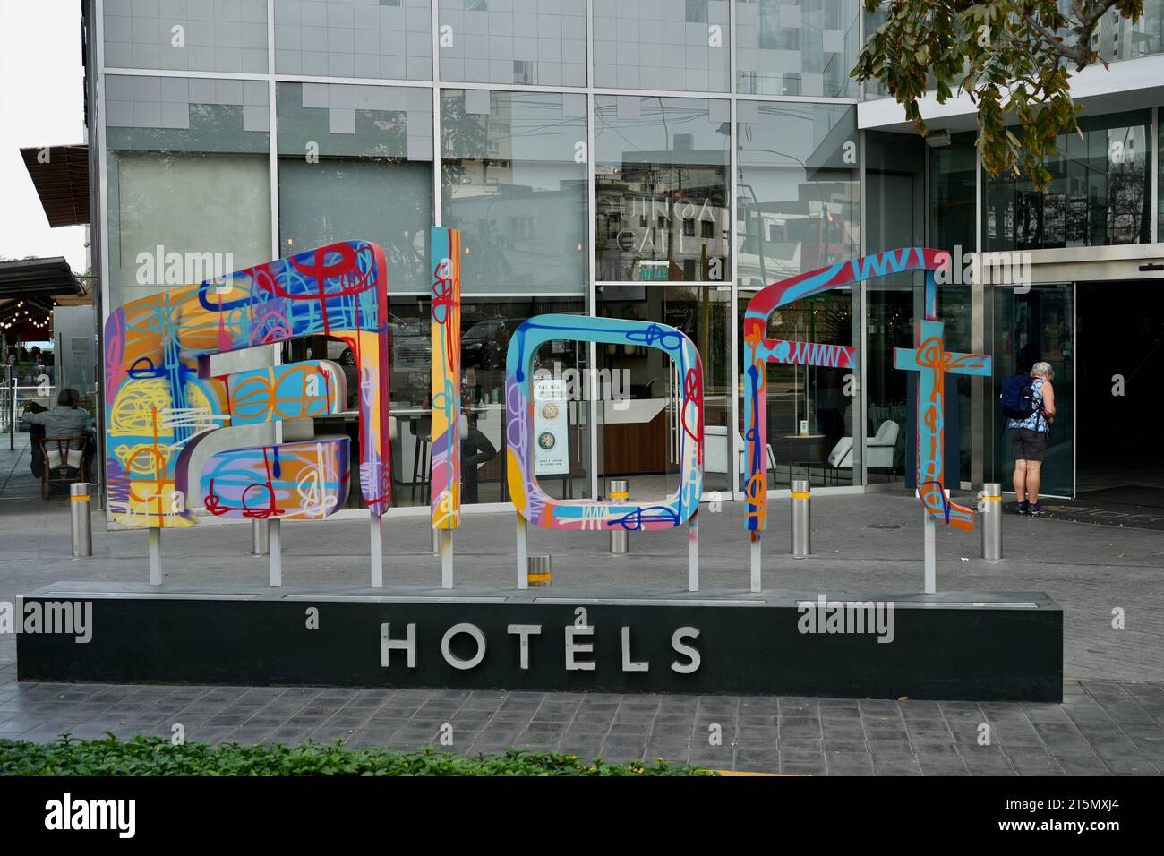 Insegna multicolore fuori dall'Aloft Hotel. Miraflores, Lima, Perù, 3 ottobre 2023. Foto Stock
