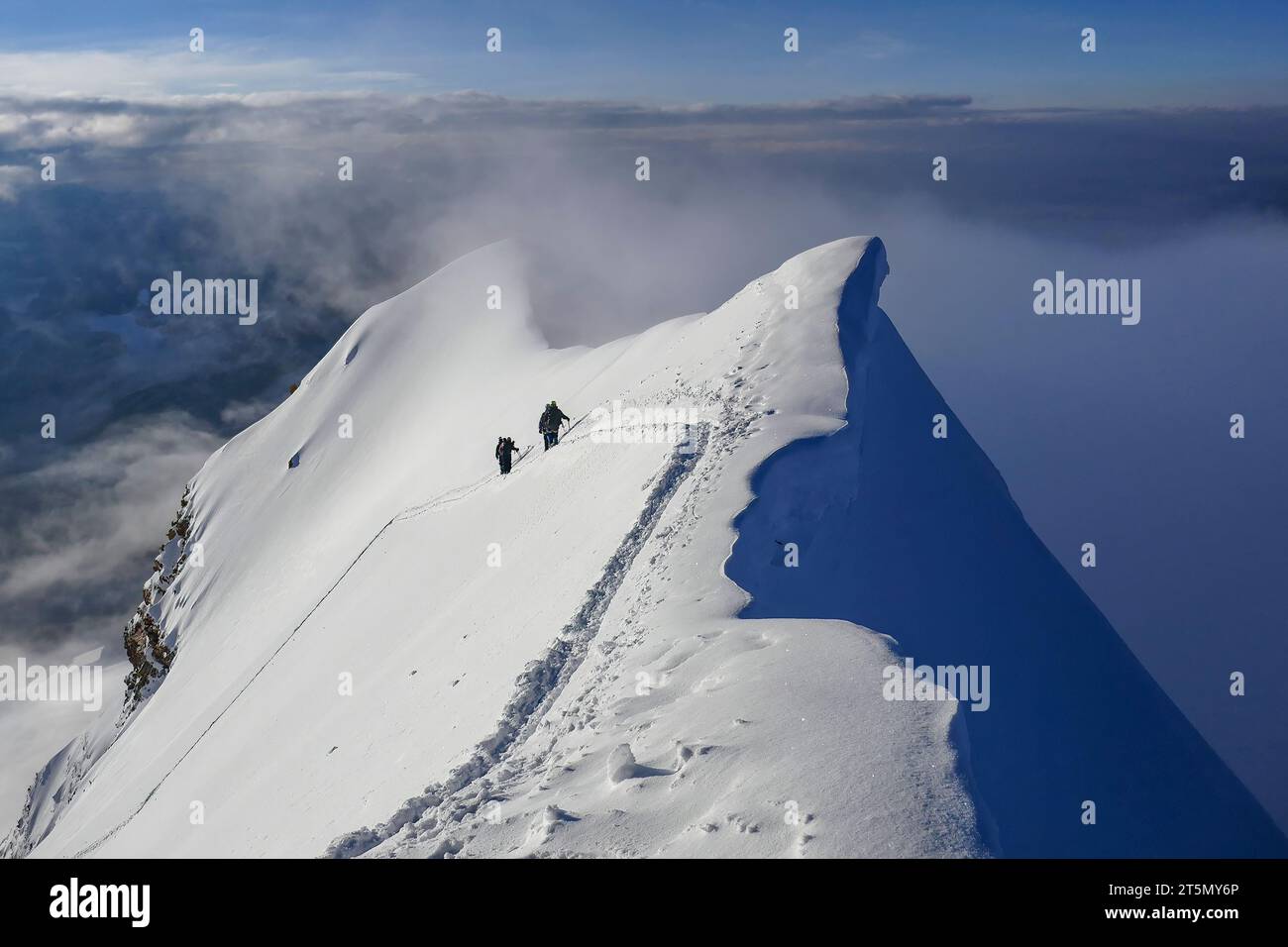 Splendida vista dalla cima del monte boliviano Huayna Potosi, dopo due giorni di discesa per raggiungere la vetta a 6088 metri Foto Stock