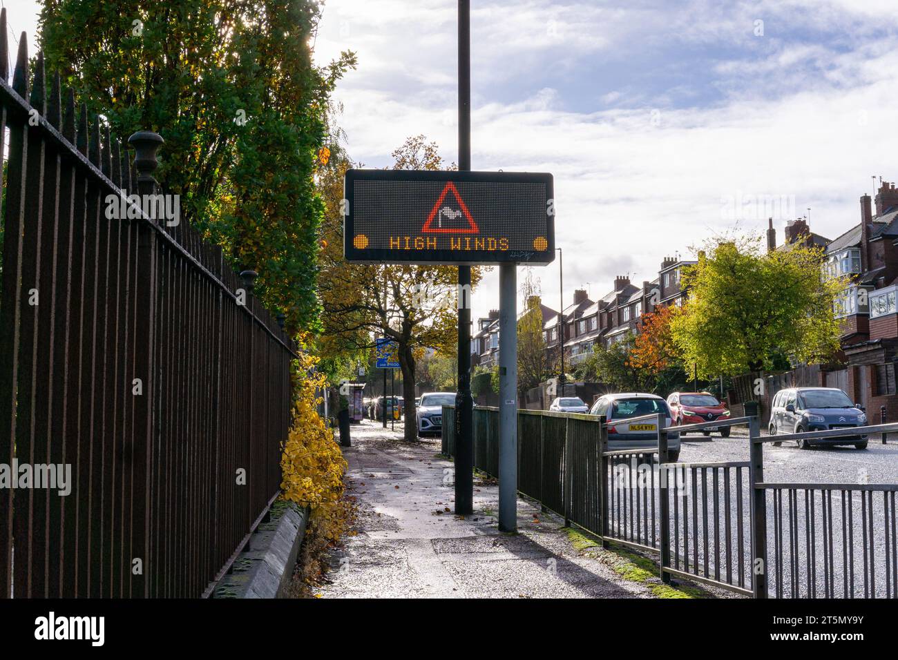 Un cartello sul lato della strada avverte dell'alto vento. Concetto meteorologico. Foto Stock