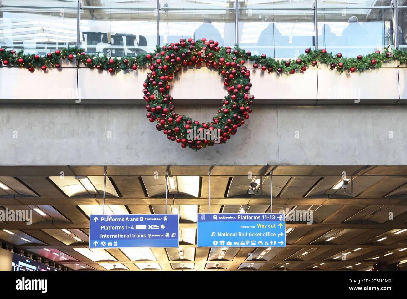 Viaggio natalizio alla stazione di St Pancras, a nord di Londra, Regno Unito Foto Stock