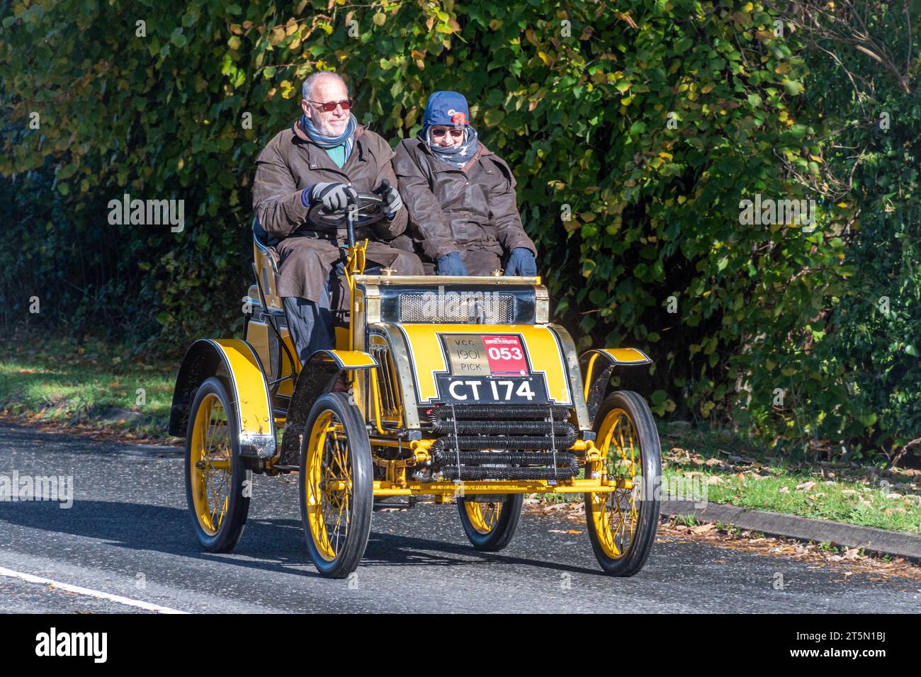 5 novembre 2023. I partecipanti alla corsa di auto da Londra a Brighton Veteran Car Run 2023 guidando attraverso West Sussex, Inghilterra, Regno Unito. Il percorso del famoso evento annuale è lungo circa 60 km. Nella foto: Un'auto gialla a due posti a scelta del 1901. Foto Stock