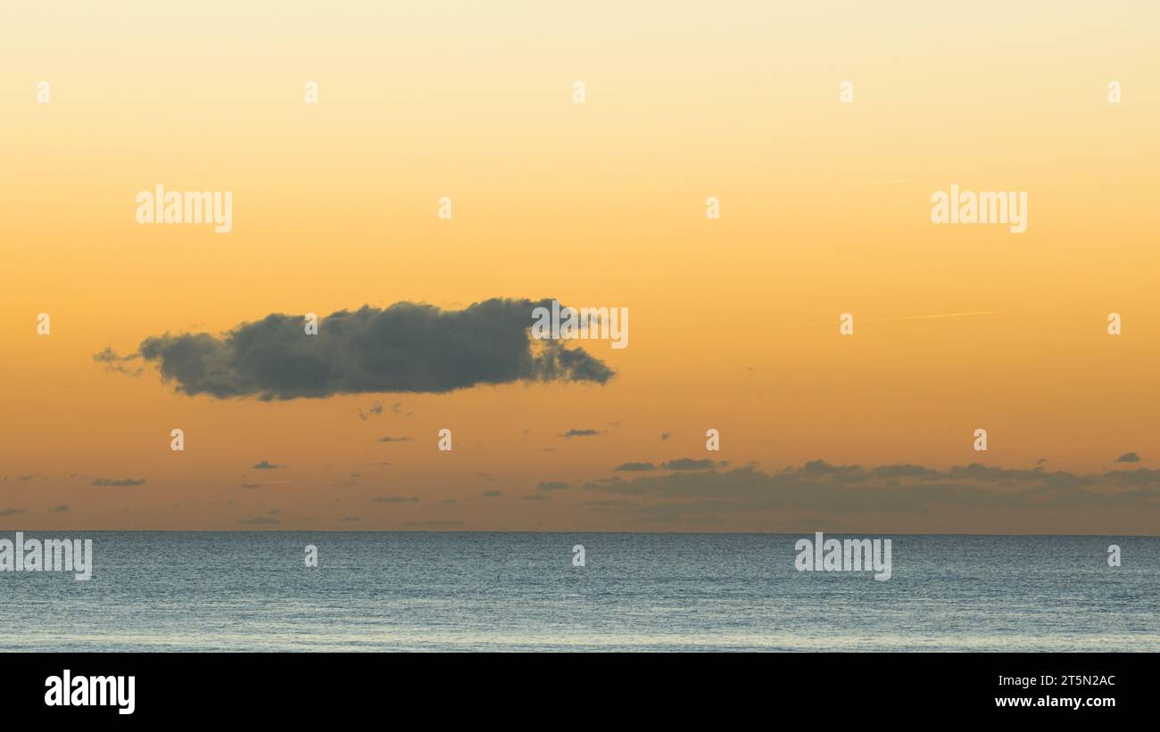 Parte colorata del cielo dopo la scomparsa del sole sul mare calmo. Foto Stock