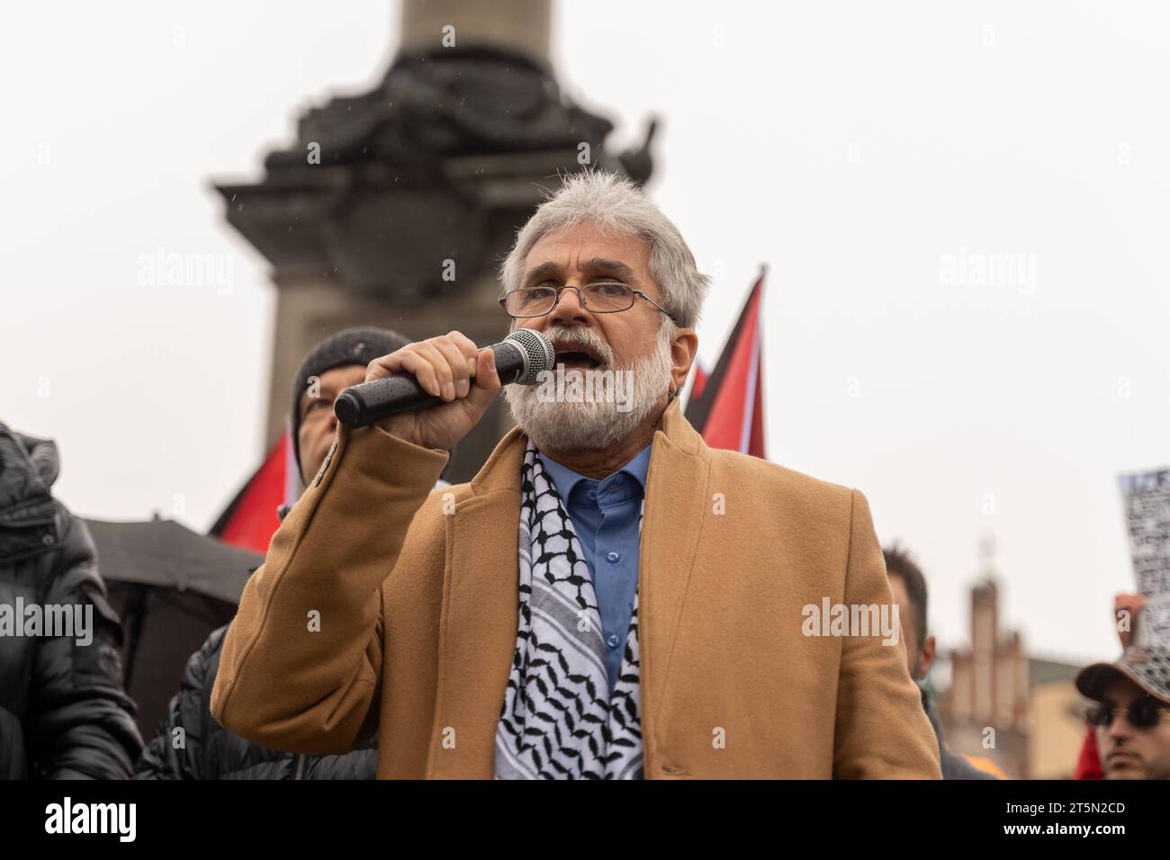 Mahmoud Khalifa, ambasciatore palestinese in Polonia, parla durante una protesta pro-palestinese a Varsavia 2023/11/05 solidarietà con la Palestina Rally a Varsavia, Polonia 2023/11/05 Copyright: XMarekxAntonixIwanczukx MAI09669 credito: Imago/Alamy Live News Foto Stock