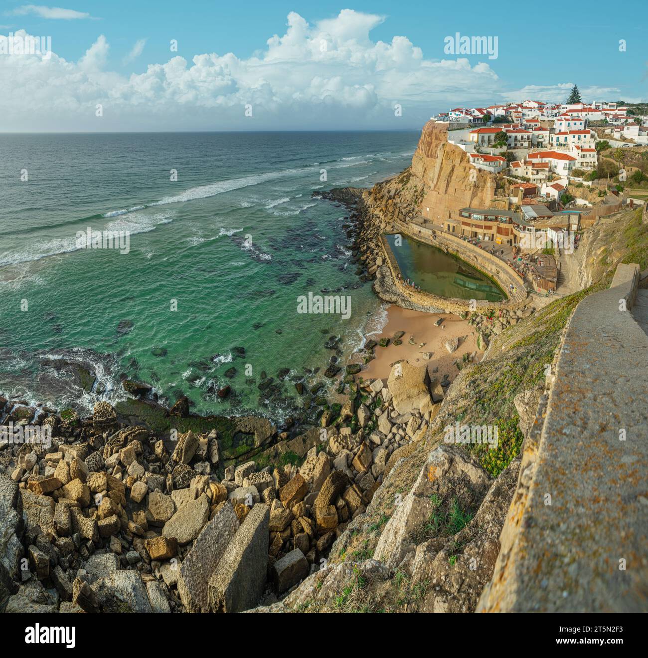 Meravigliosa vista su Azenhas do Mar, piccola città dell'oceano Atlantico Coast.Municipality di Sintra, Portogallo. Foto Stock