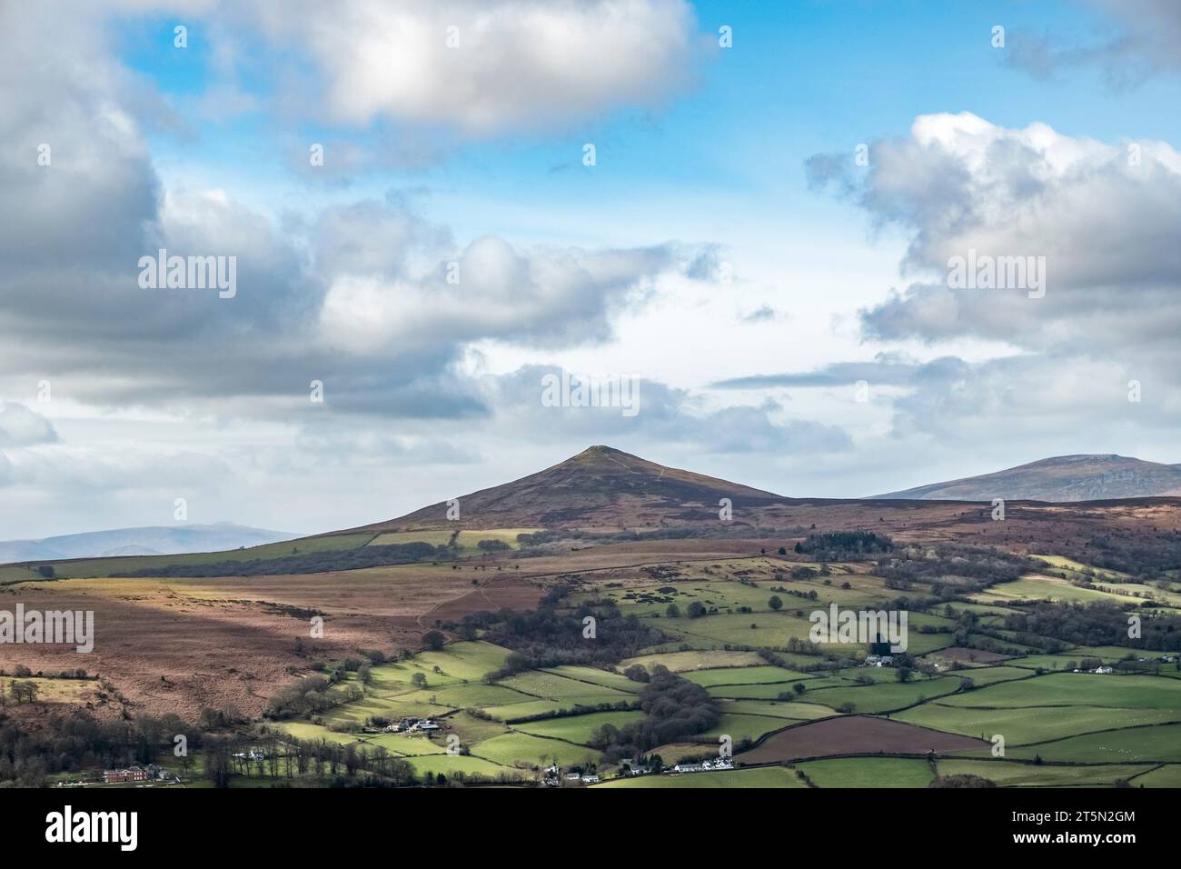 Il Pan di zucchero (596 m), una collina caratteristica vicino ad Abergavenny nel Brecon Beacons National Park, vista dalla cima dello Skirrid (Galles, Regno Unito) Foto Stock