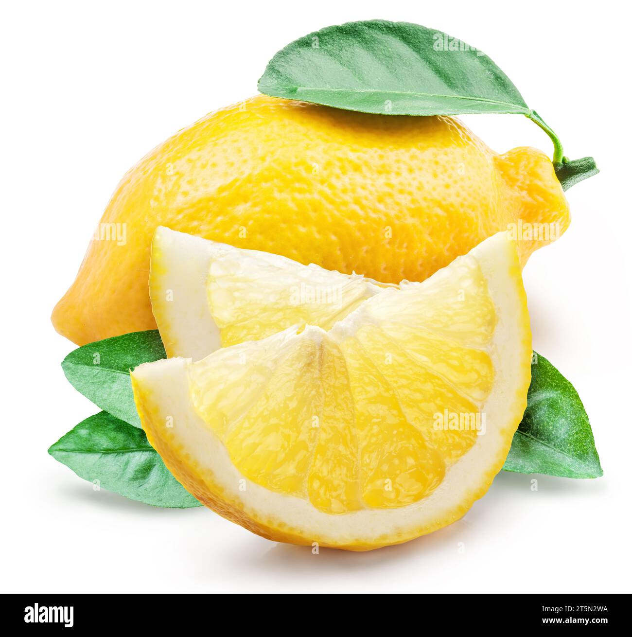 Frutti di limone maturi e fette di limone isolate su sfondo bianco. Foto Stock