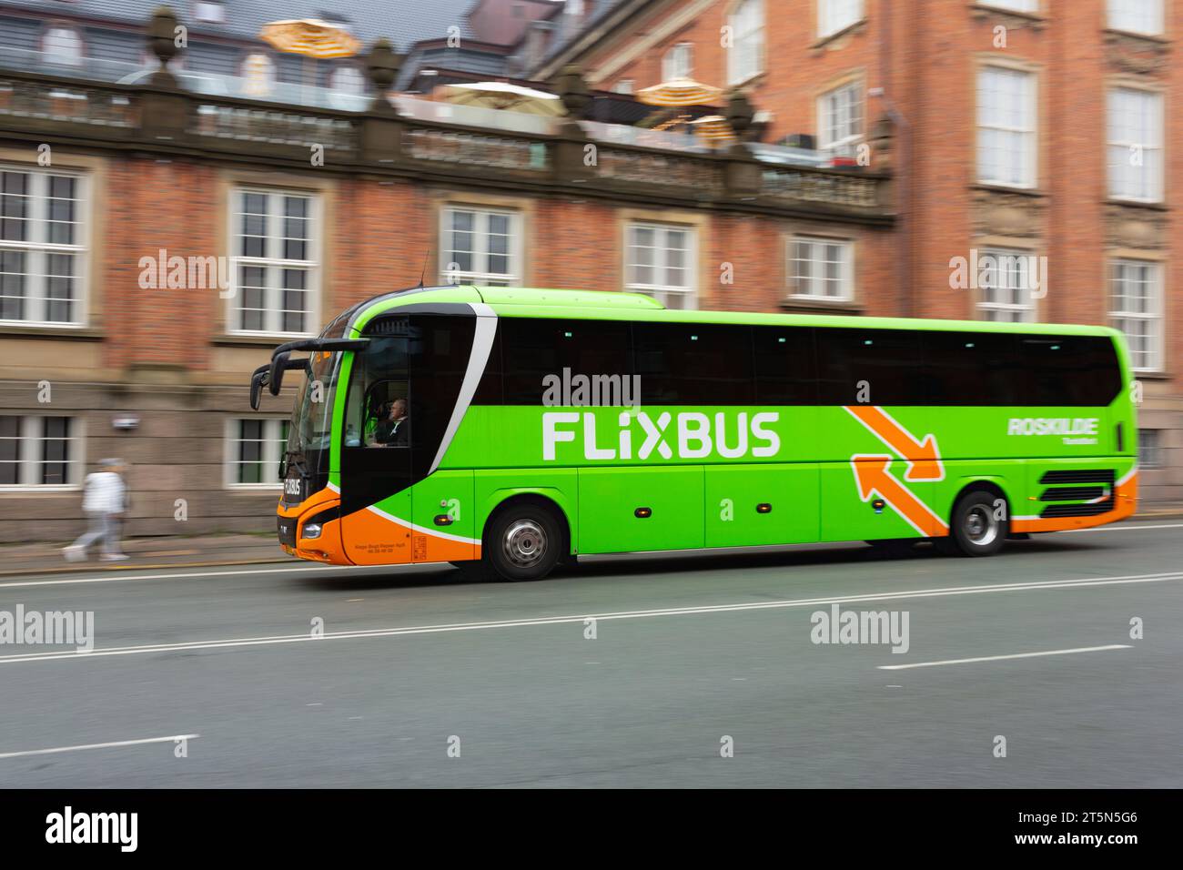 Copenaghen, Danimarca - 22 ottobre 2023: FlixBus è una società tedesca che offre viaggi in autobus a basso costo tra le città di Europa, Nord America, Brasile e. Foto Stock
