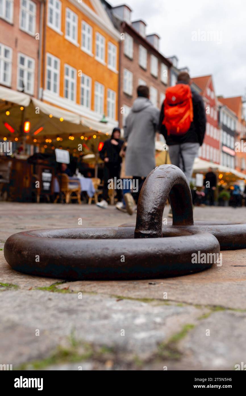 Vista generale della strada principale del quartiere Nyhavn a Copenaghen, Danimarca. Foto Stock
