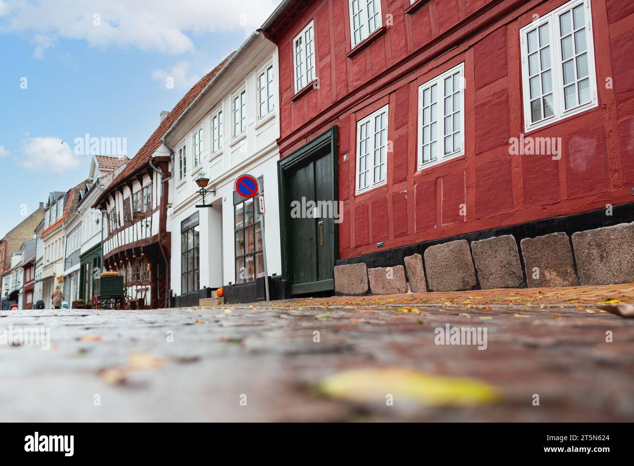 Vista generale di Nedergade Street nel centro storico di Odense. Con edifici del XVI secolo Foto Stock