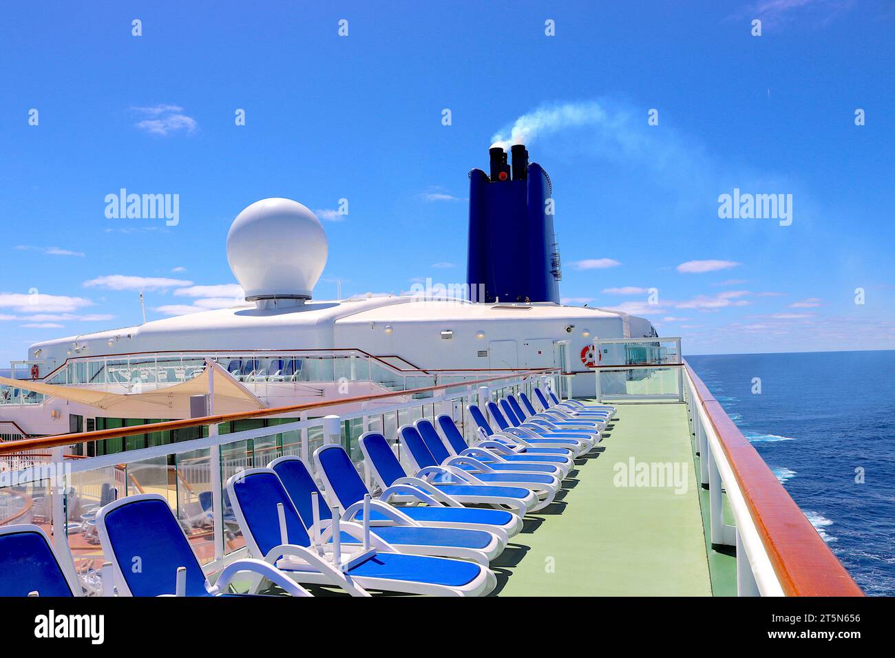 Mentre la nave da crociera Aurora della P&o naviga verso Lisbona, i lettini Nardi attendono gli amanti del sole sulla terrazza solarium che si affaccia sulla piscina della Riviera, aprile 2022. Foto Stock