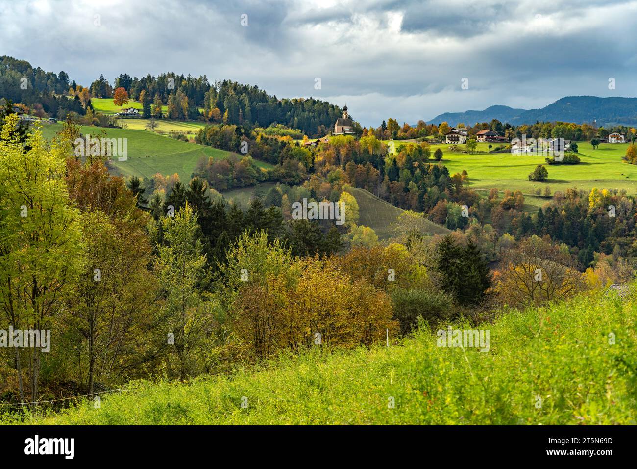 Landschaft bei St Konstantin, Völs am Schlern, Südtirol, Italien, Europa | St.. Paesaggio Konstantin, Völs am Schlern, alto Adige, Italia, Europa Foto Stock