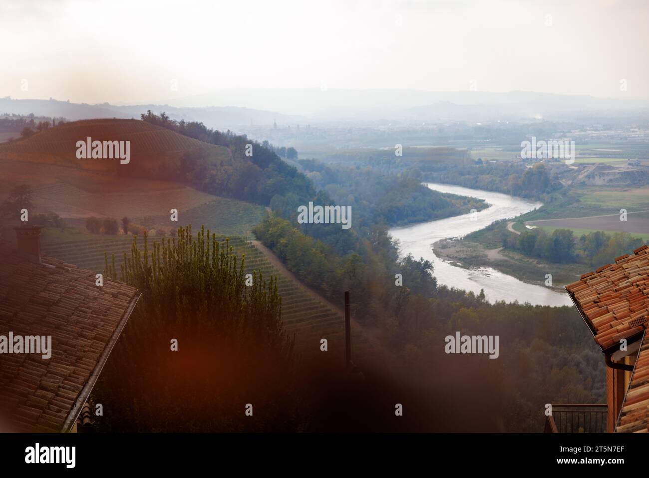 fiume Tanaro che scorre attraverso le colline delle Langhe, Piemonte Foto Stock