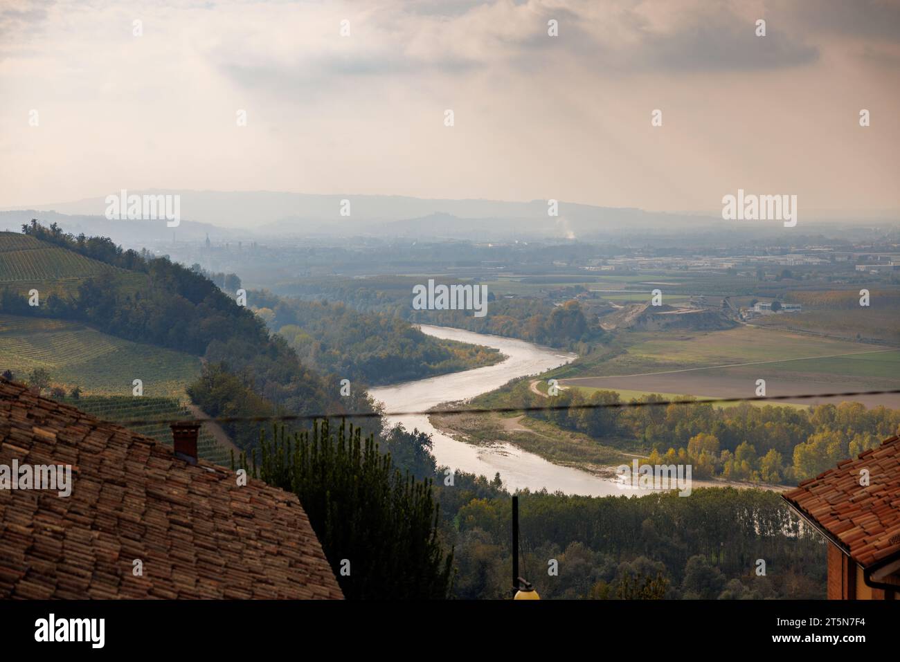 fiume Tanaro che scorre attraverso le colline delle Langhe, Piemonte Foto Stock