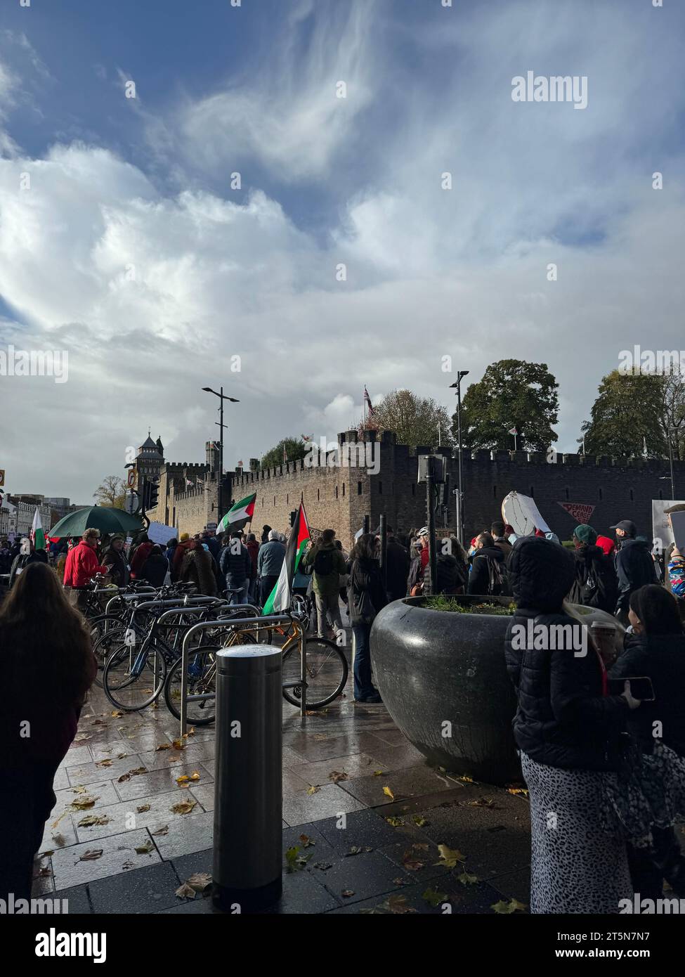 Marzo per la Palestina il 4 novembre 2023 a Cardiff City Centre, Galles, Regno Unito Foto Stock