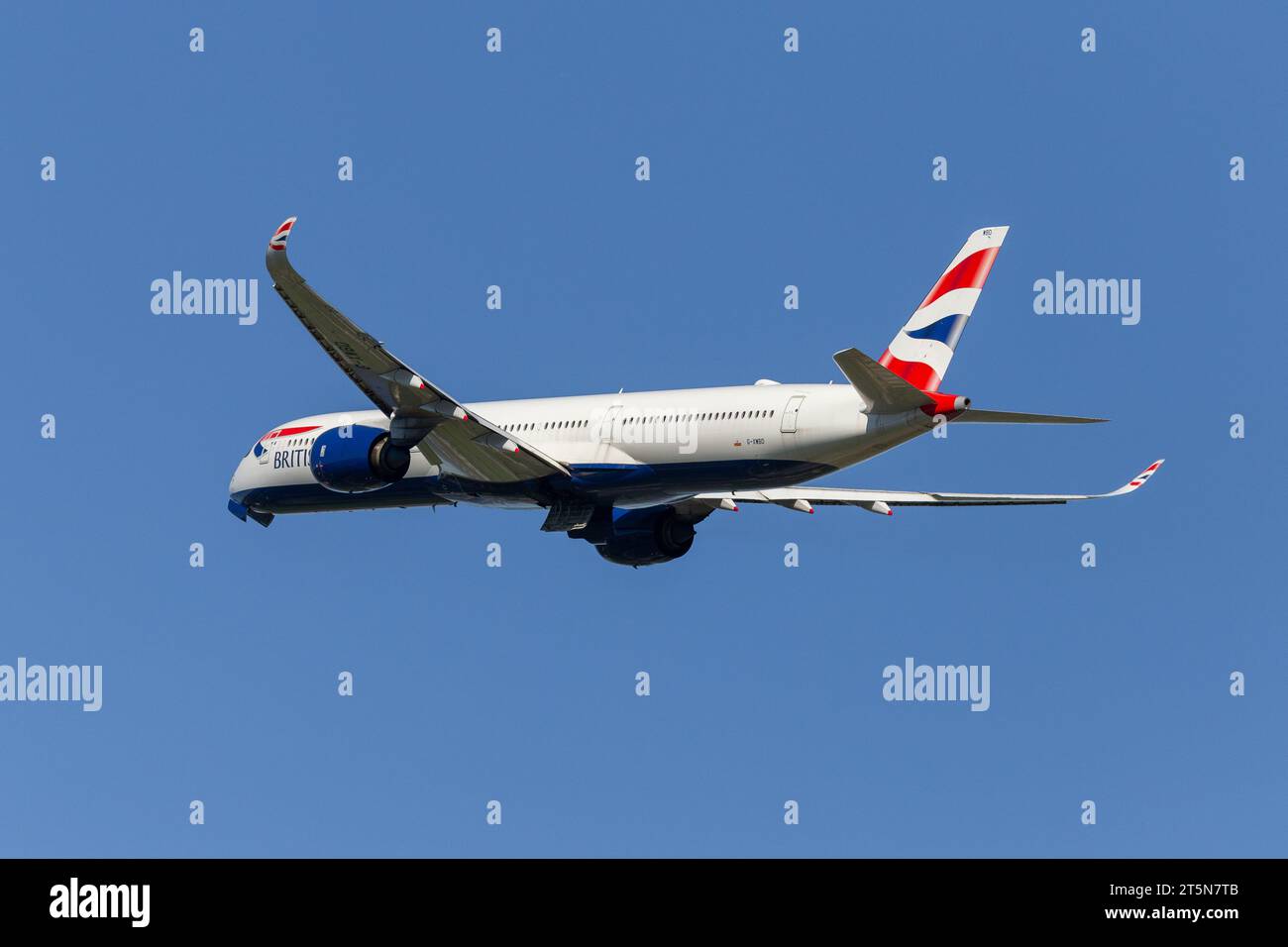 British Airways Airbus A350-1041, registrazione G-XWBD decolla a ovest dall'aeroporto di Londra Heathrow in perfette condizioni in un pomeriggio soleggiato e blu Foto Stock