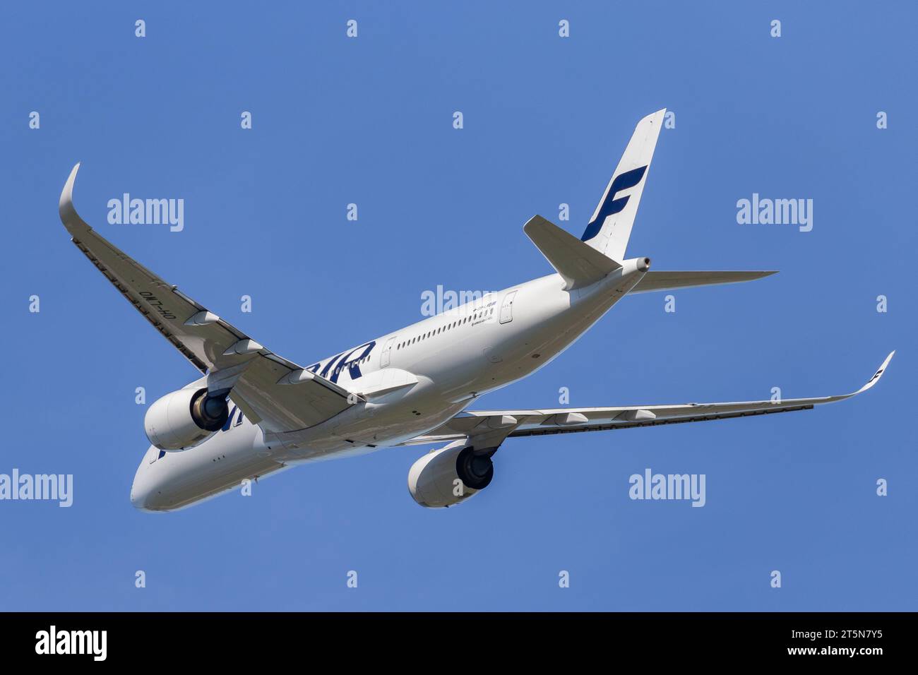 Finnair Airbus A350-941, registrazione OH-LWO in partenza a ovest dall'aeroporto di Heathrow LHR in perfette condizioni di cielo blu in un soleggiato pomeriggio estivo Foto Stock