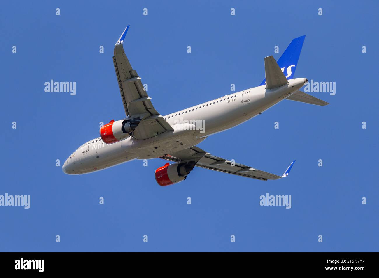 SAS Airbus A320-251N, registrazione EI-SIF in partenza a ovest dall'aeroporto di Londra Heathrow LHR in perfette condizioni di cielo blu in un soleggiato pomeriggio estivo Foto Stock