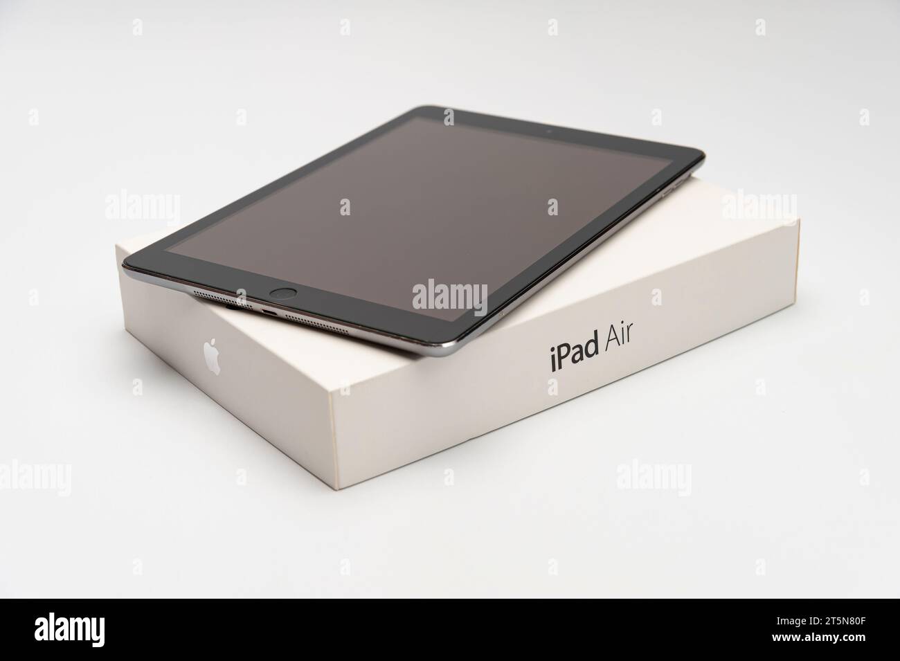 Fuji, Shizuoka, Giappone - 2 ottobre 2022: IPad Air 16 GB modello A1474 grigio spaziale progettato da Apple in California assemblato in Cina. Foto Stock