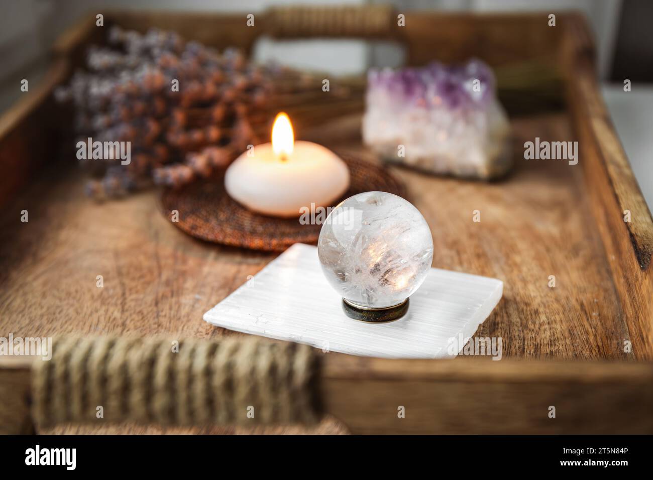 Sfera di pietra preziosa o palline di cristallo note come Crystal orbis e orbuculum che è il faro di pace e armonia nell'ambiente domestico. Foto Stock