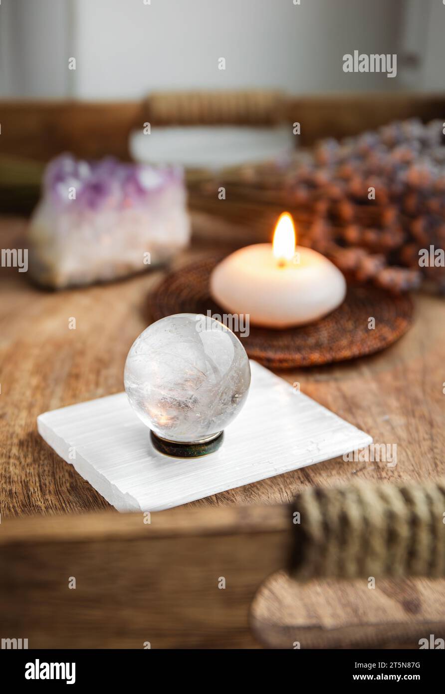 Sfera di pietra preziosa o palline di cristallo note come Crystal orbis e orbuculum che è il faro di pace e armonia nell'ambiente domestico. Foto Stock